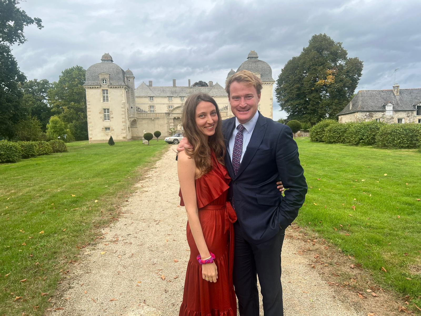 Patricia et Aymeric devant un château